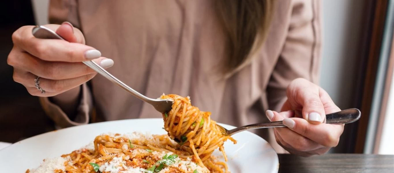 Αυτός ο διαιτολόγος προτείνει να τρώμε υδατάνθρακες το βράδυ - Δείτε το λόγο